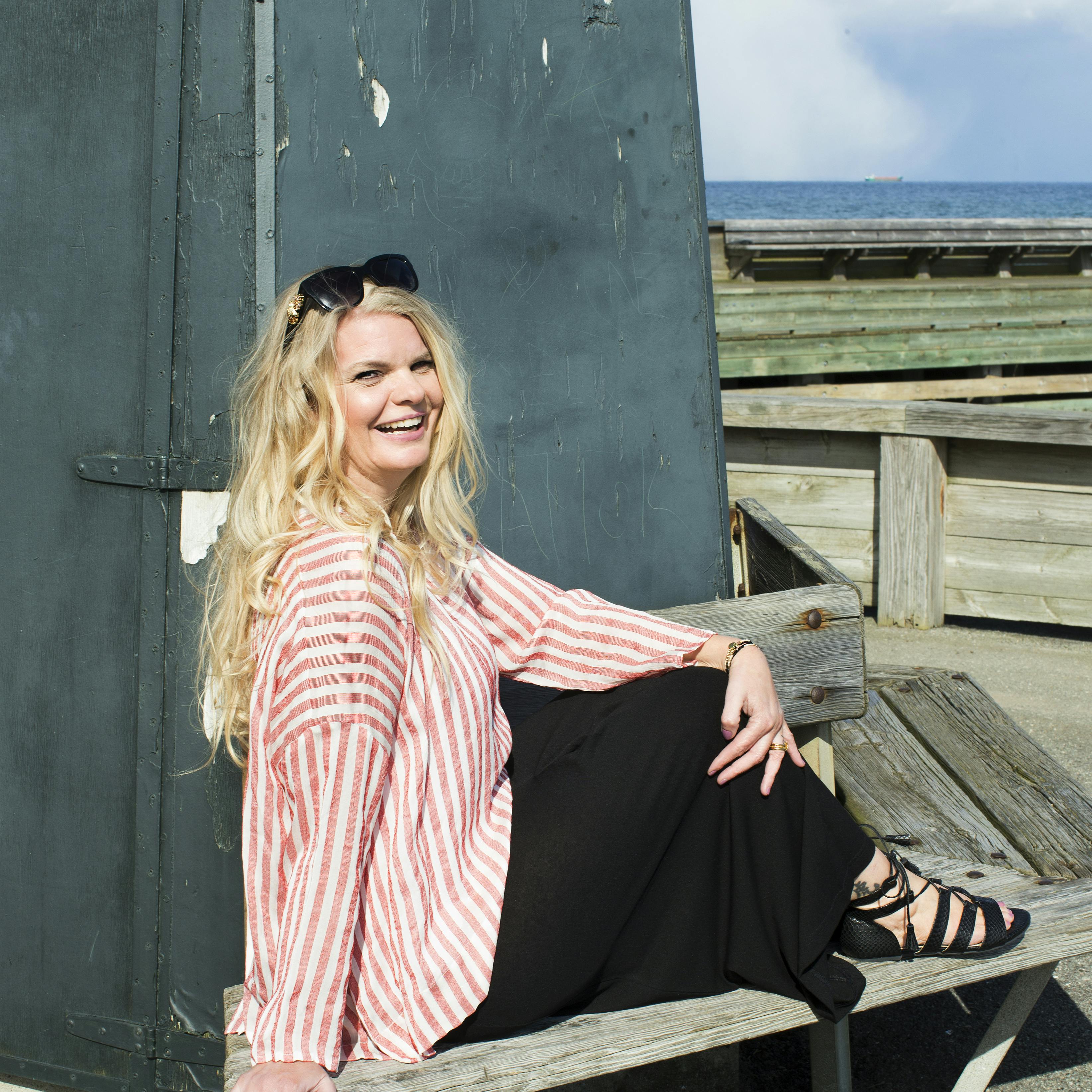 Smilende kvinde i sommertøj