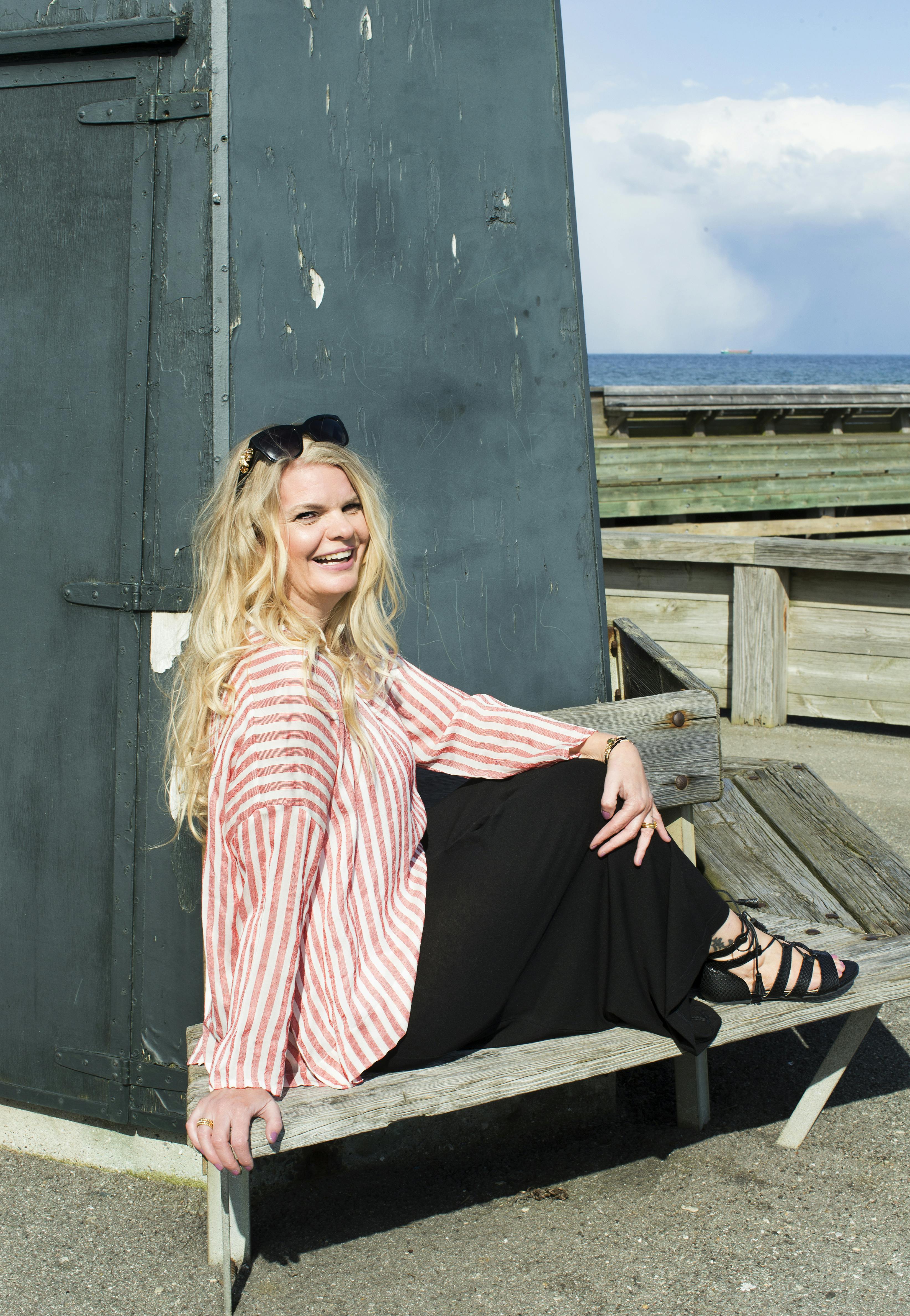 Smilende kvinde i sommertøj