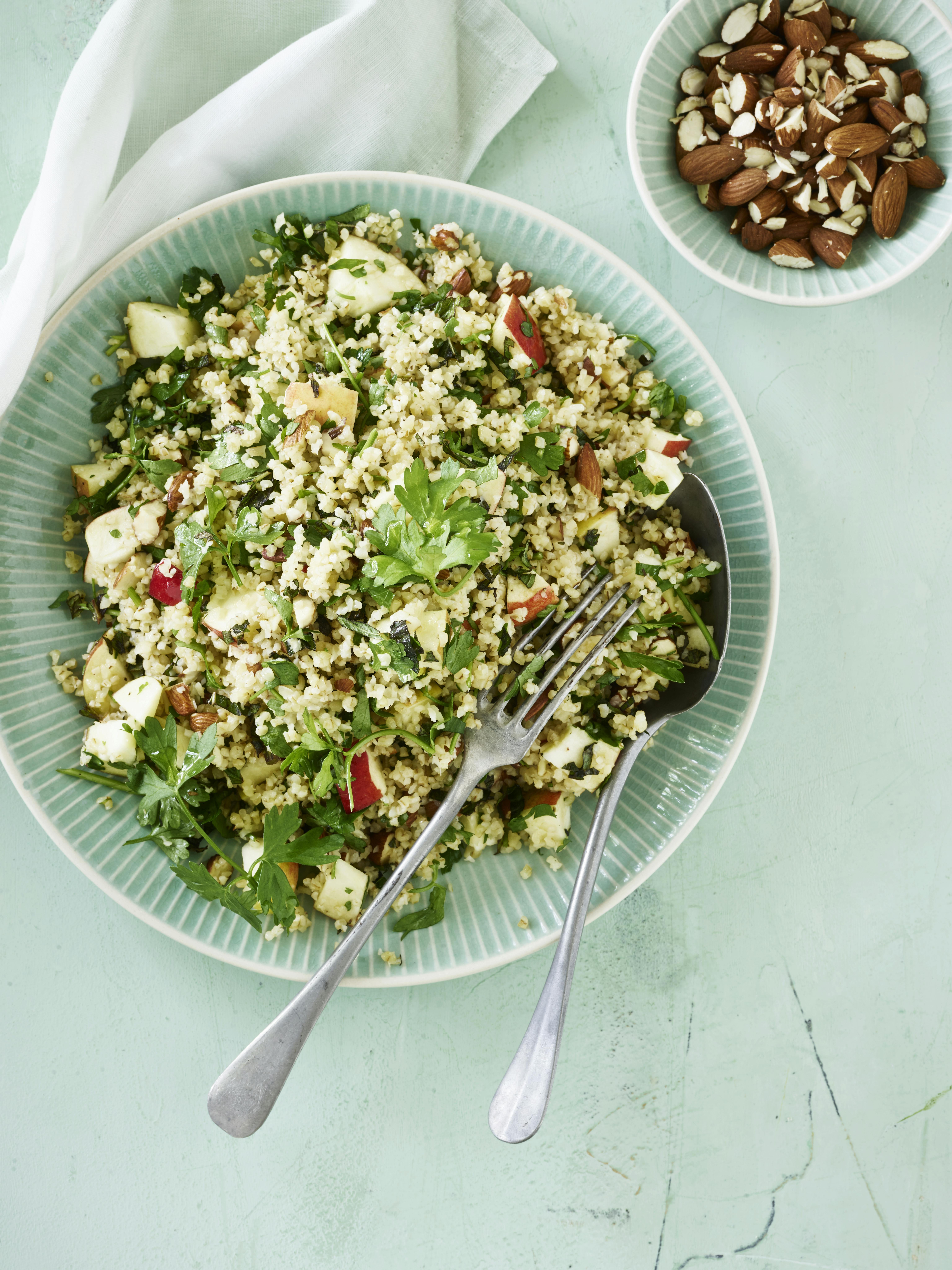 Salat med bulgur, æbler og mynte