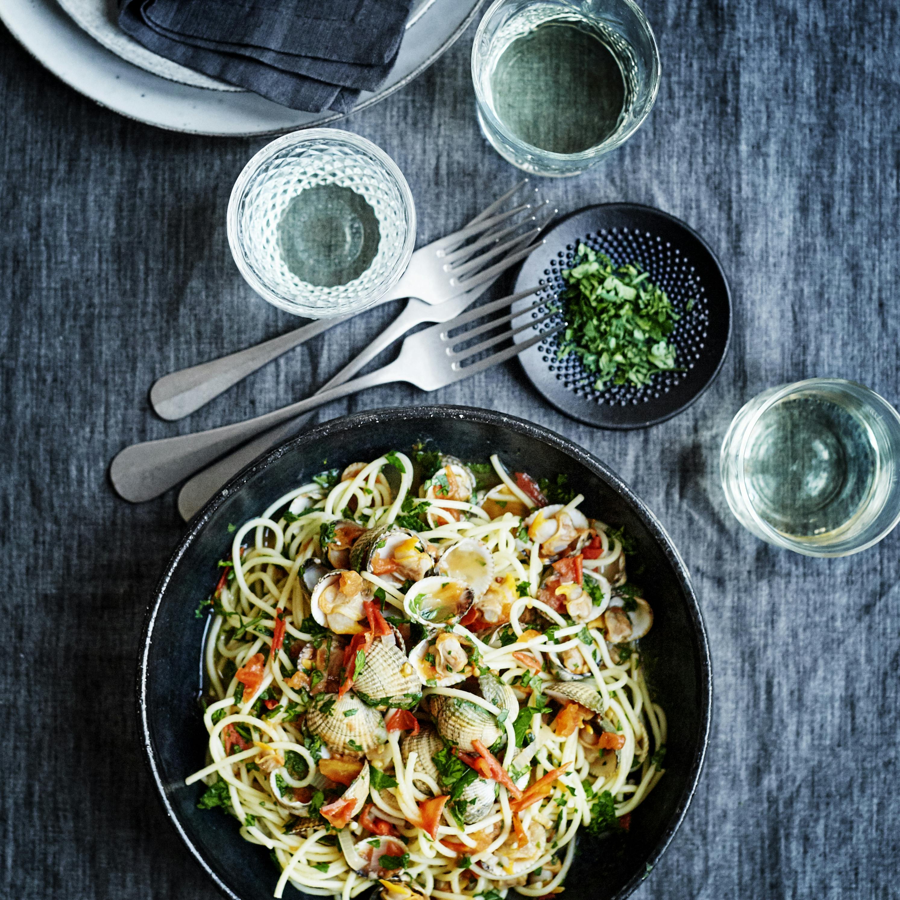 Spaghetti Vongole smager vidunderligt, ligner en million, er virkelig nem at lave og billig at købe ind til.