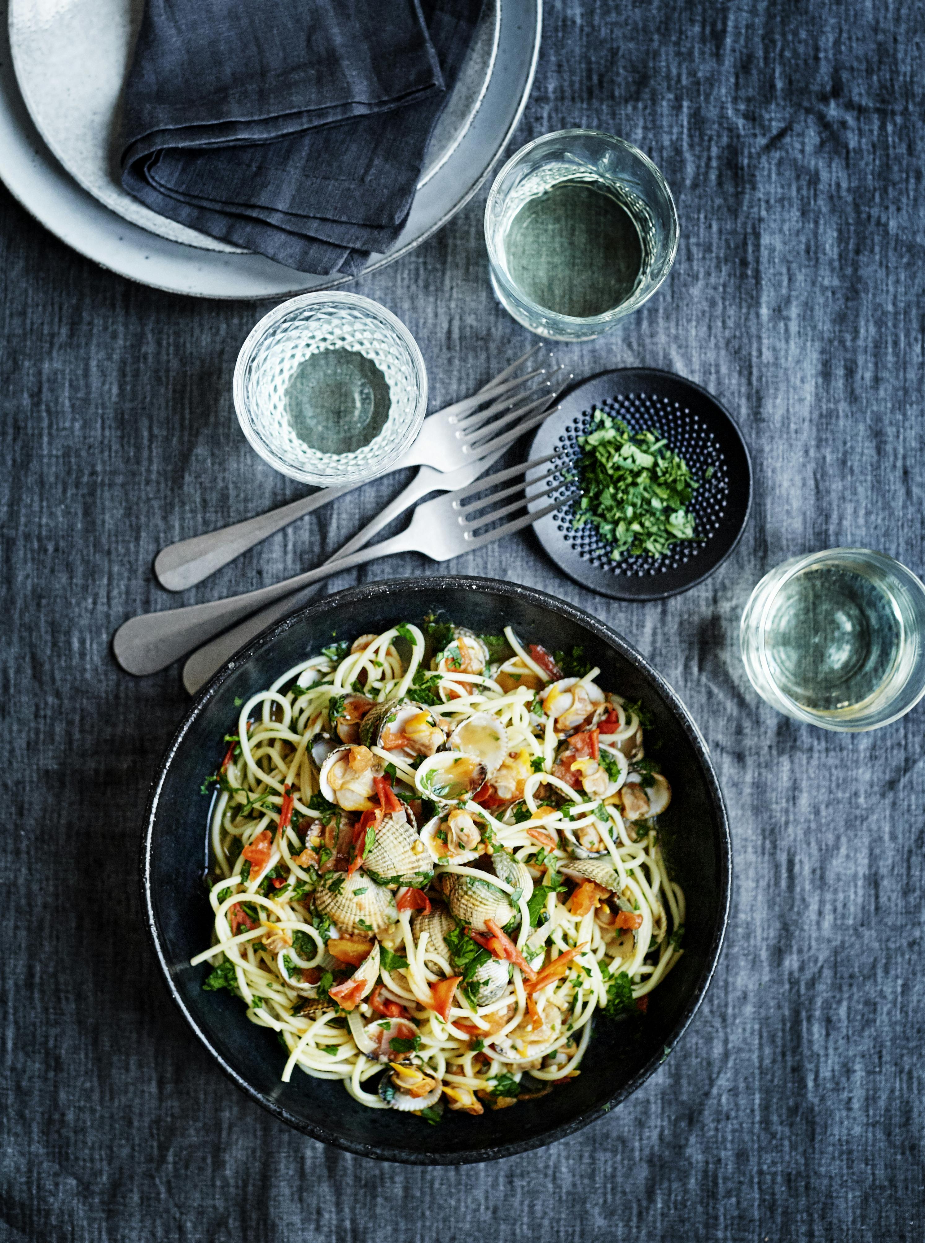 Spaghetti Vongole smager vidunderligt, ligner en million, er virkelig nem at lave og billig at købe ind til.