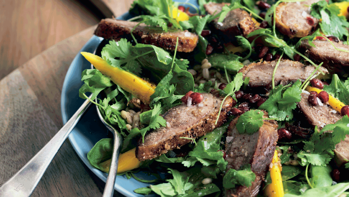 Grøn speltsalat med krydret andebryst