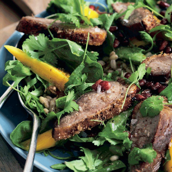 Grøn speltsalat med krydret andebryst