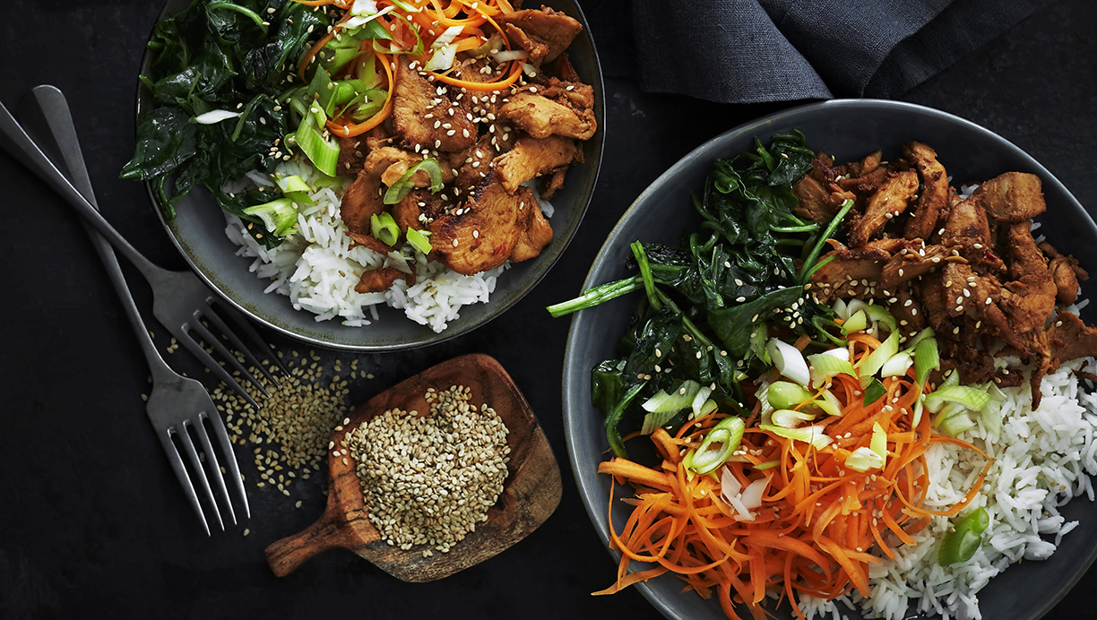 Opskrift på Spicy kylling med ris, gulerødder og lynstegt spinat