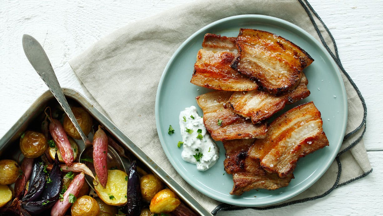 Stegt flæsk med persilledressing og ovngrønt