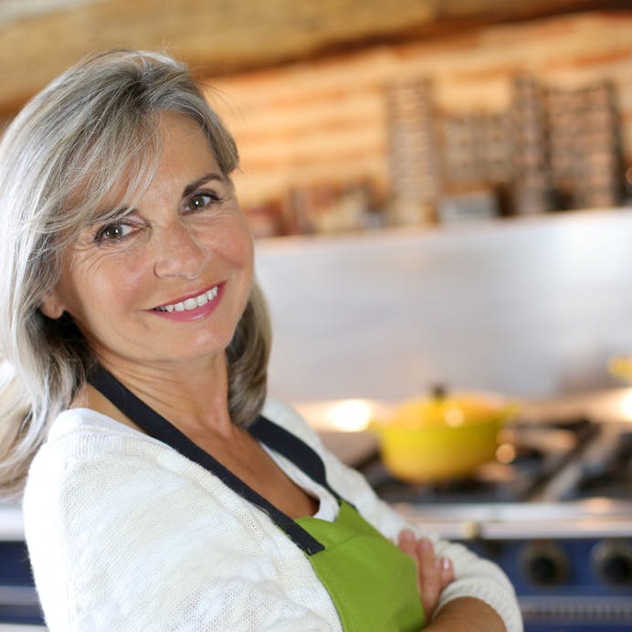 Moden kvinde køkken