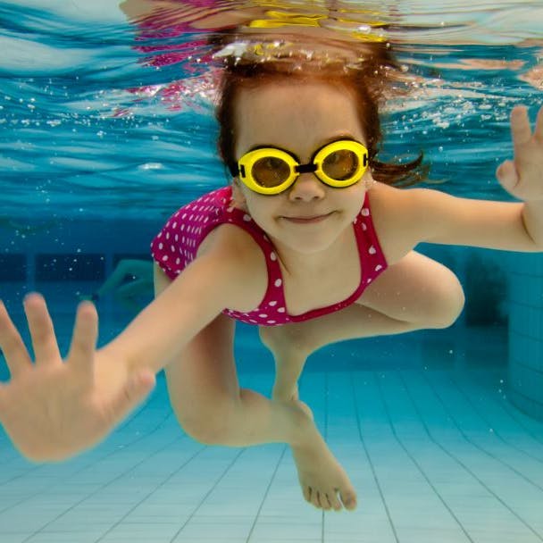 Lær dit barn at svømme. Her får du 10 gode tips.