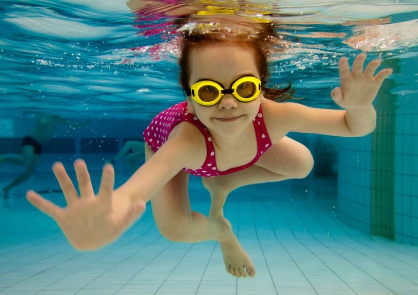 Lær dit barn at svømme. Her får du 10 gode tips.