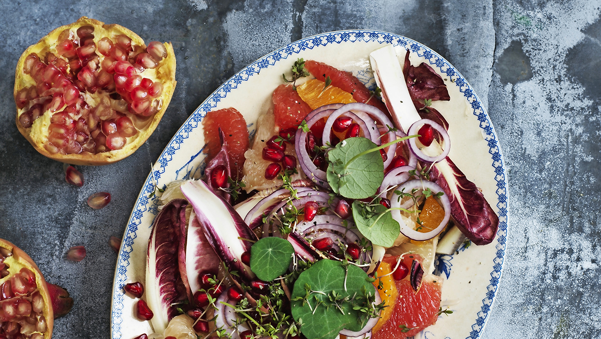 Syrlig citrussalat med granatæble