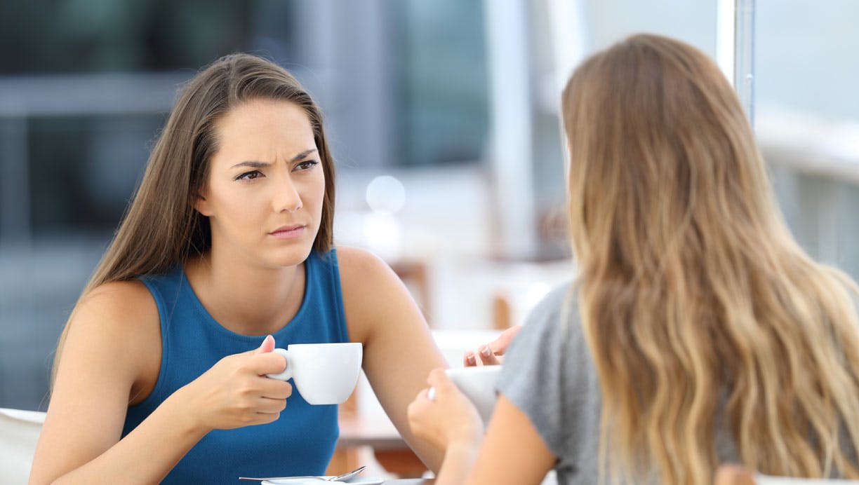 To kvinder taler på cafe