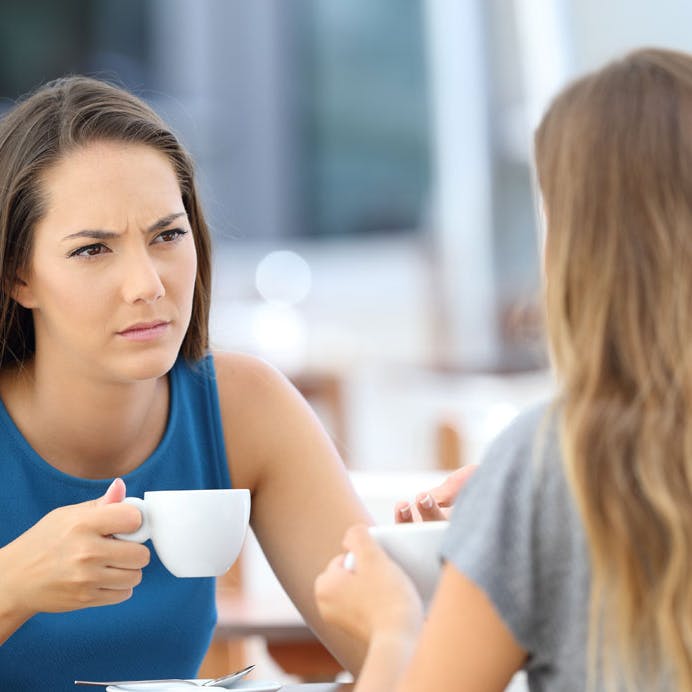 To kvinder taler på cafe