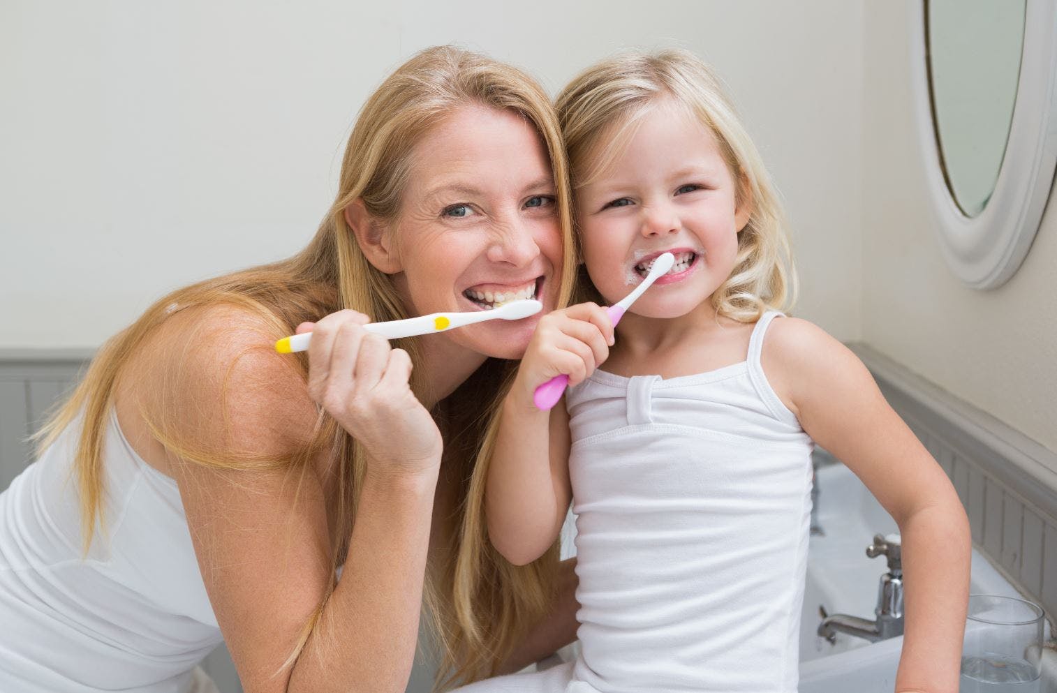 Det er en god idé at hjælpe børn med tandbørstningen til de bliver 10 år.