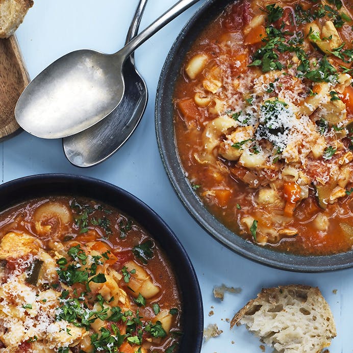 Tomatsuppe med kylling, squash og små makaronier