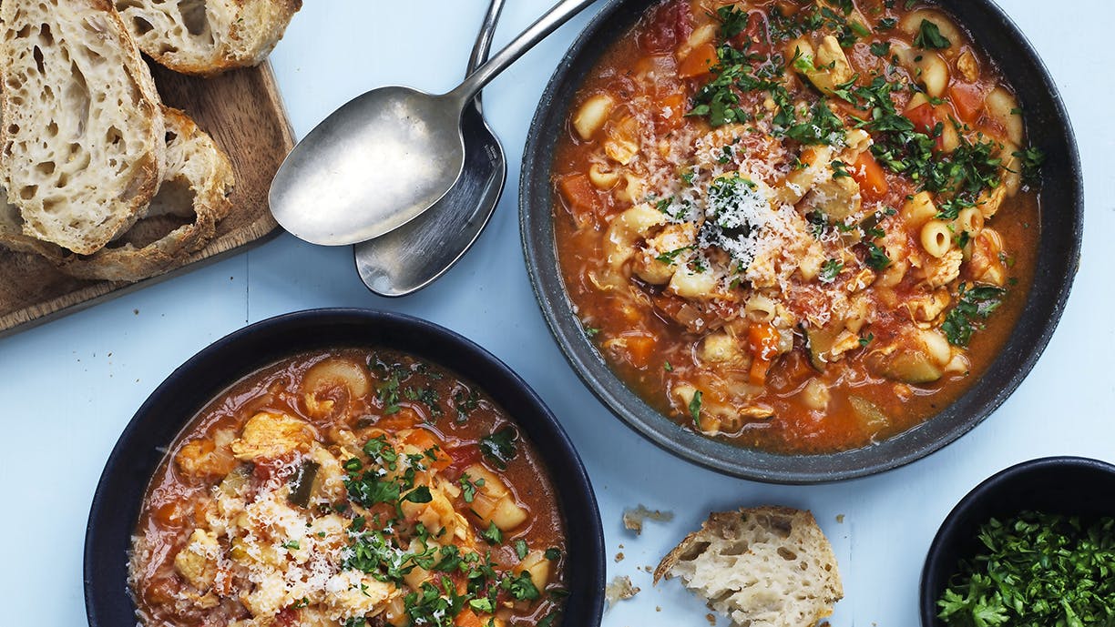 Tomatsuppe med kylling, squash og små makaronier