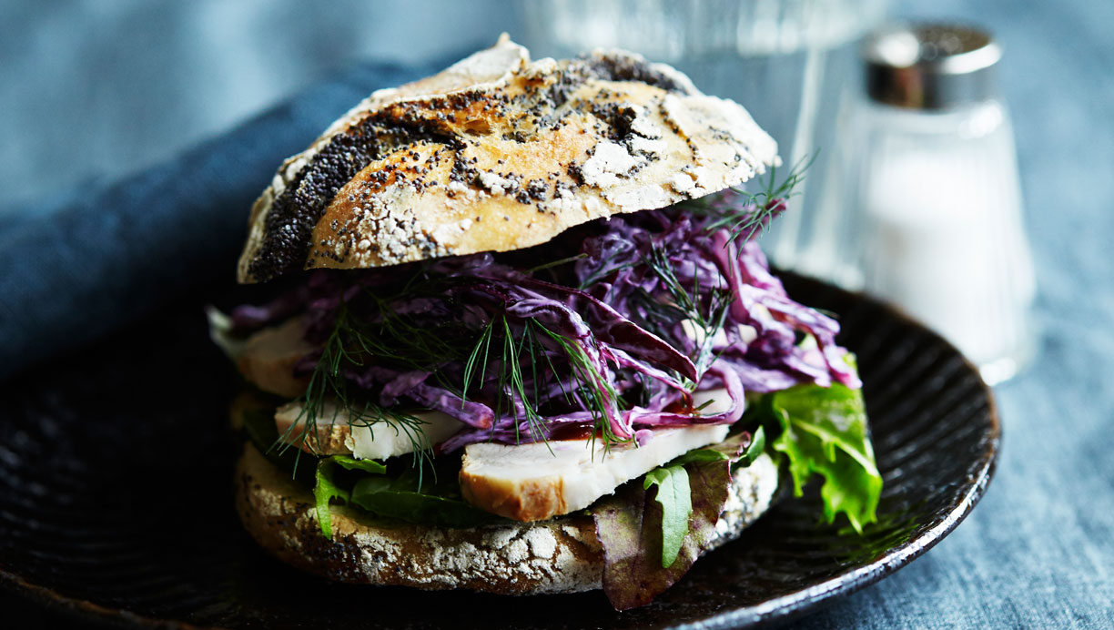 Sandwich med flæskesteg og rødkålsslaw