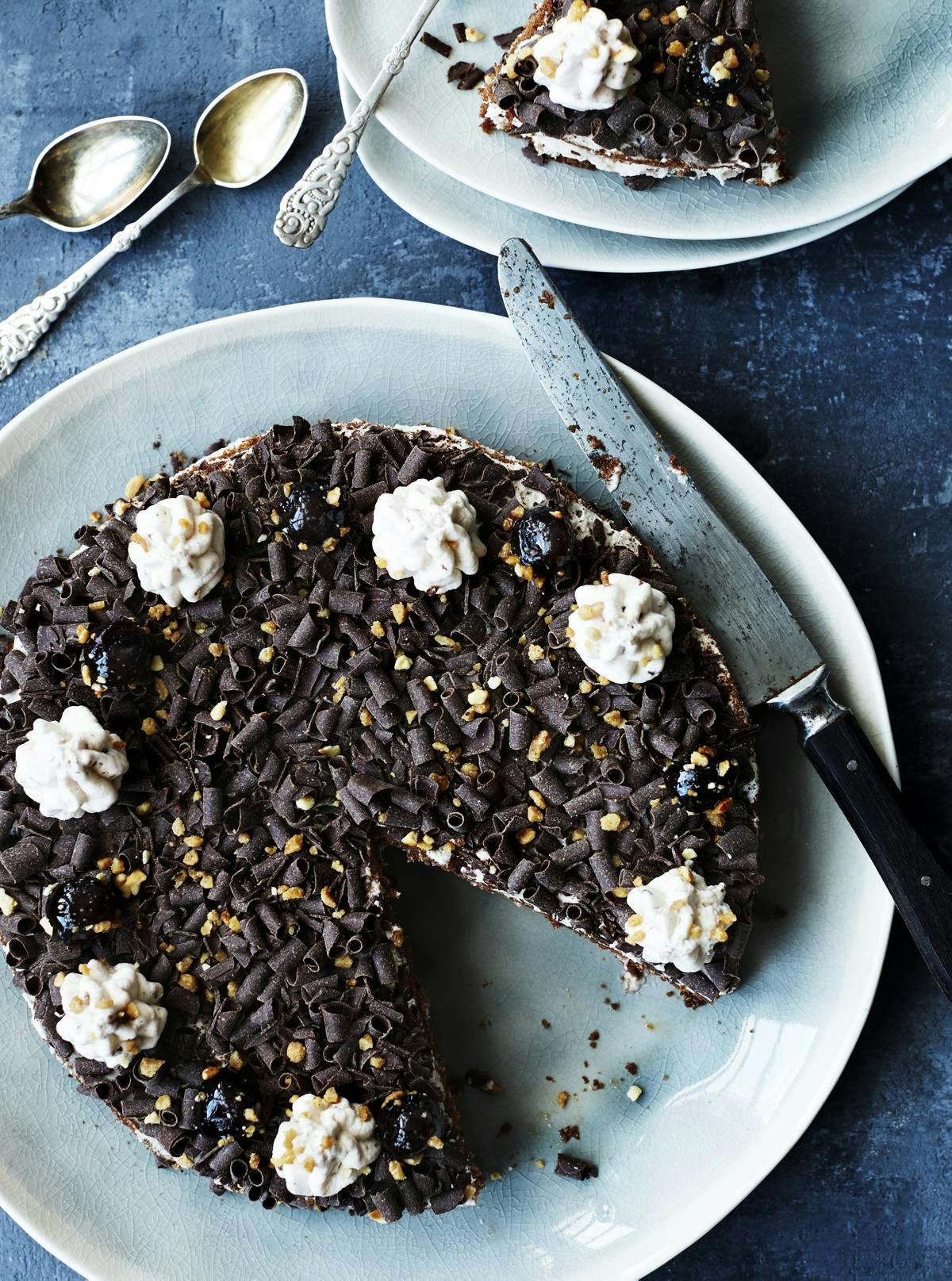 Lagkage med kirsebær