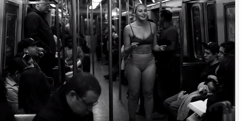 Iskra Lawrence lavede en happening i metroen