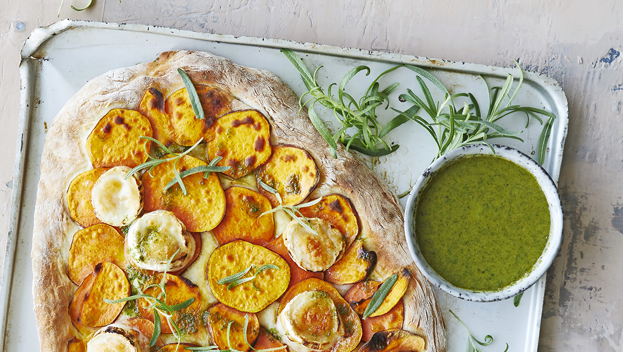 Pizza med søde kartofler, gedeost og rosmarinolie