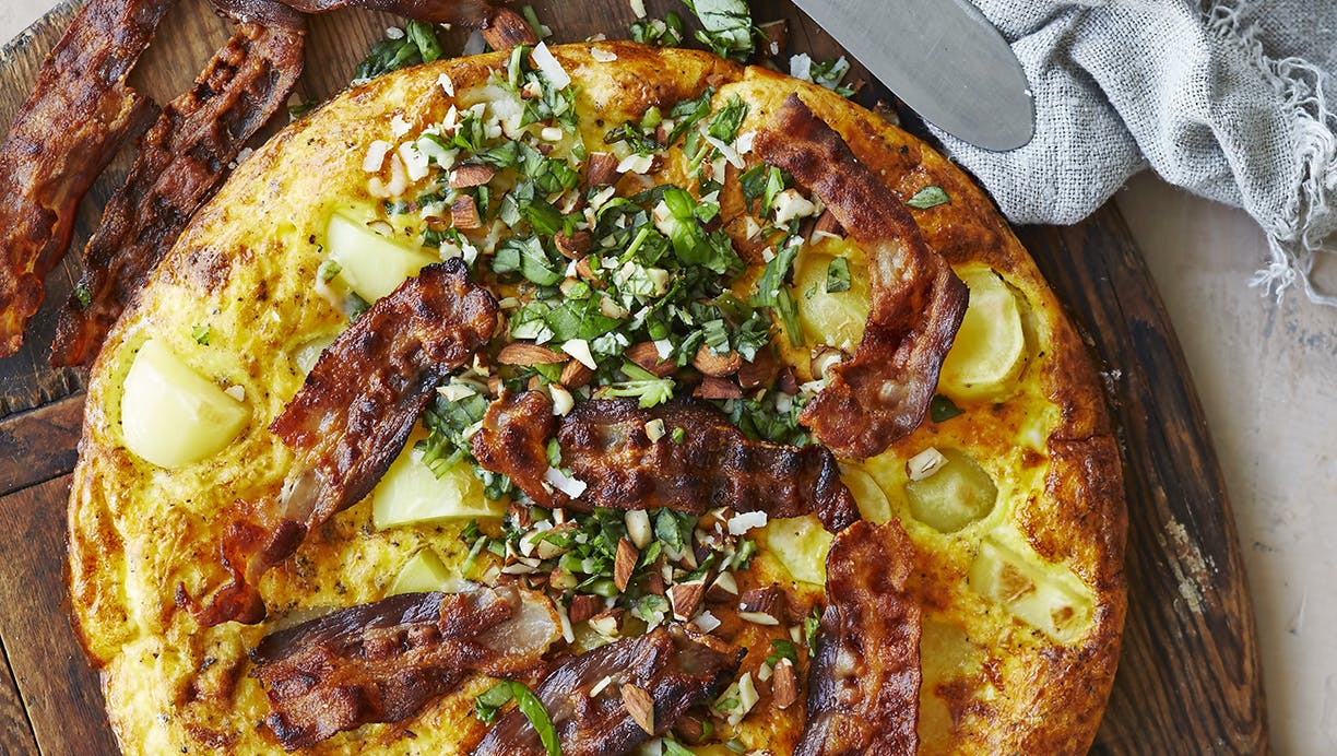 Æggekage med kartofler, bacon og grov pesto