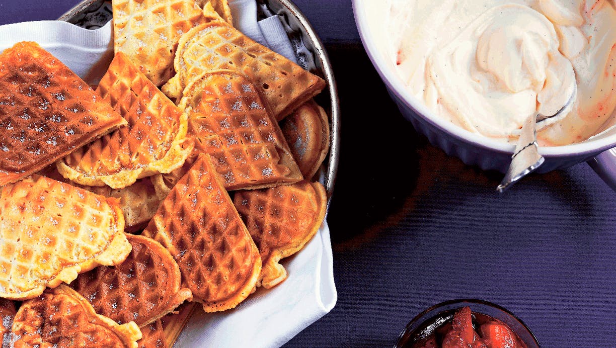 Vafler med bærkompot og bærskum