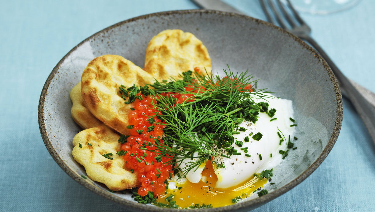 Vafler med rogn og pocherede æg