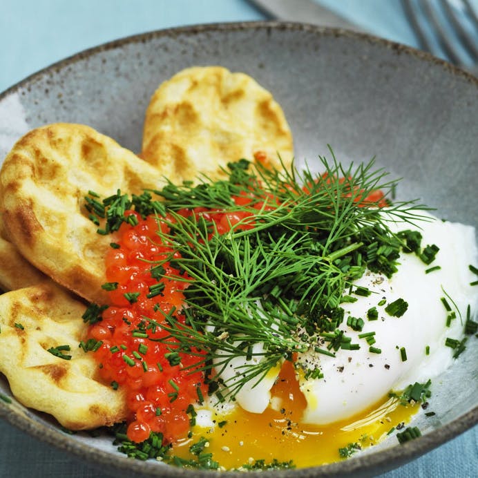 Vafler med rogn og pocherede æg