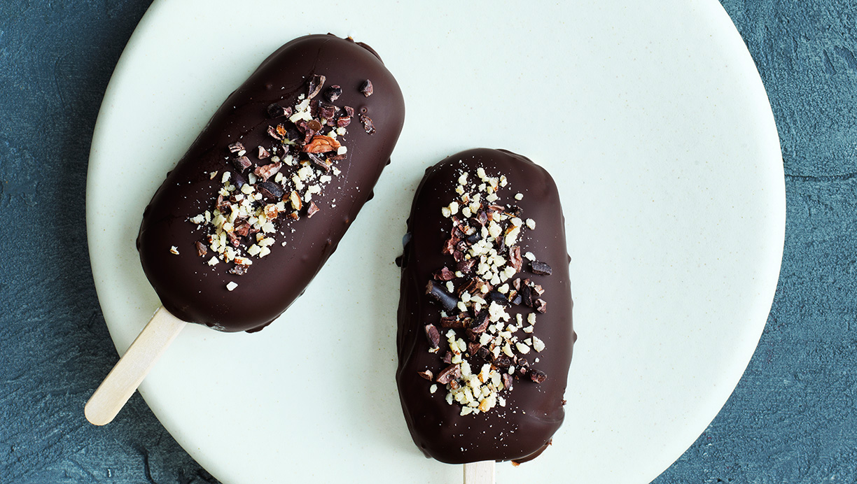 Vaniljeispinde med chokolade og nødder