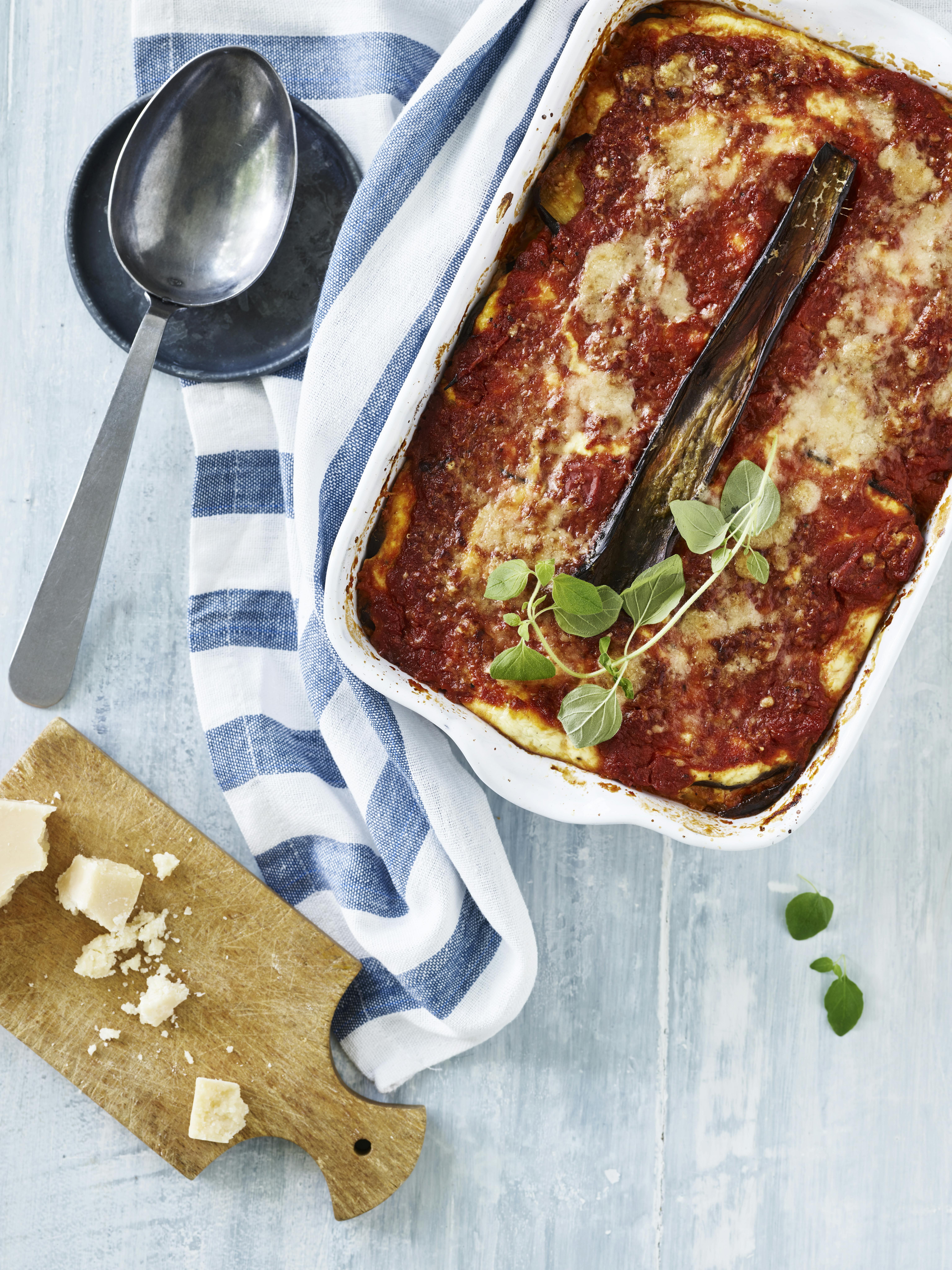 Vegetarlasagne er et lækkert alternativ til den klassiske oksekødslasagne.  Den er dejlig fyldig og fuld af smag.