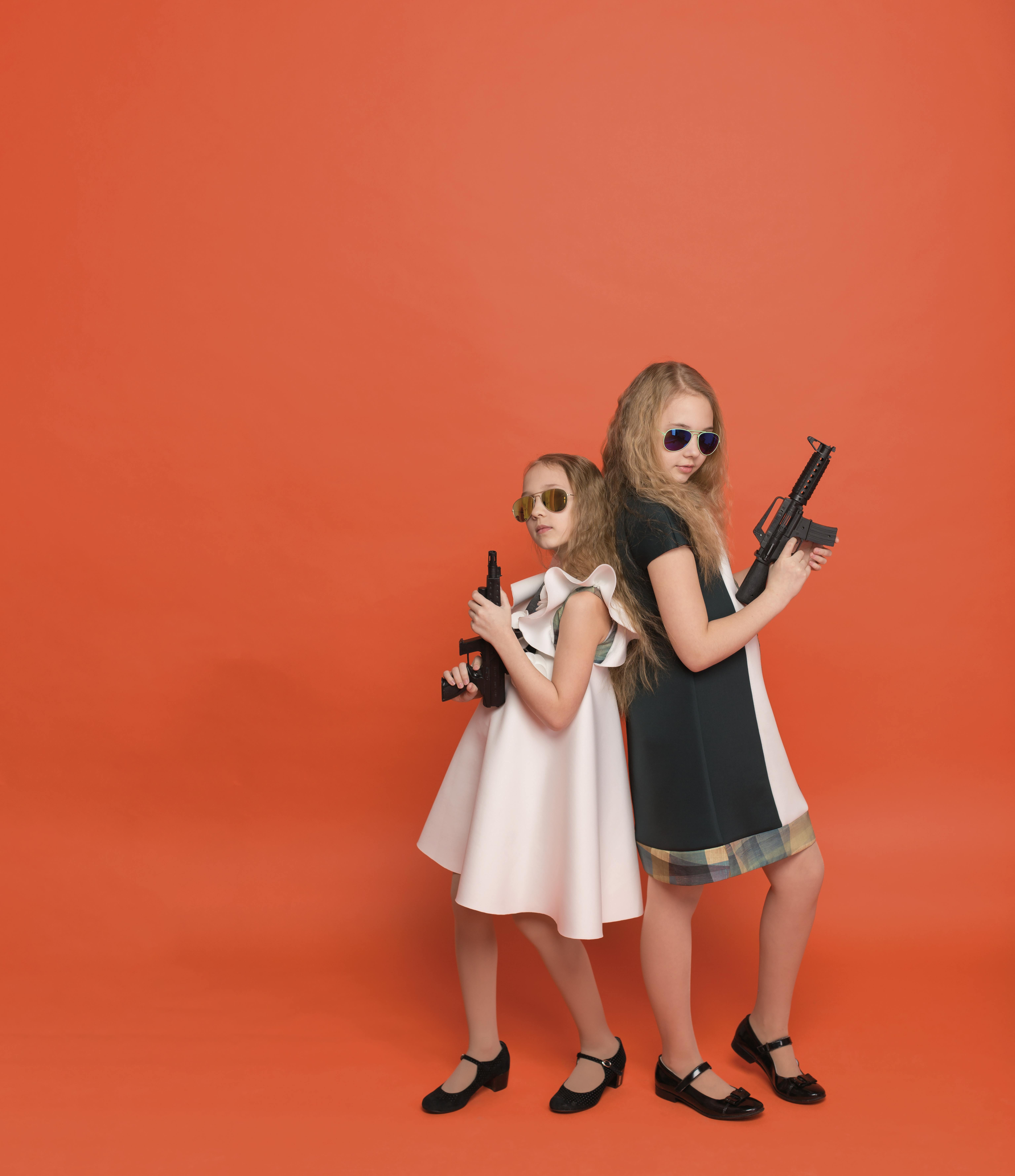 Venskab ryg mod ryg med pistol