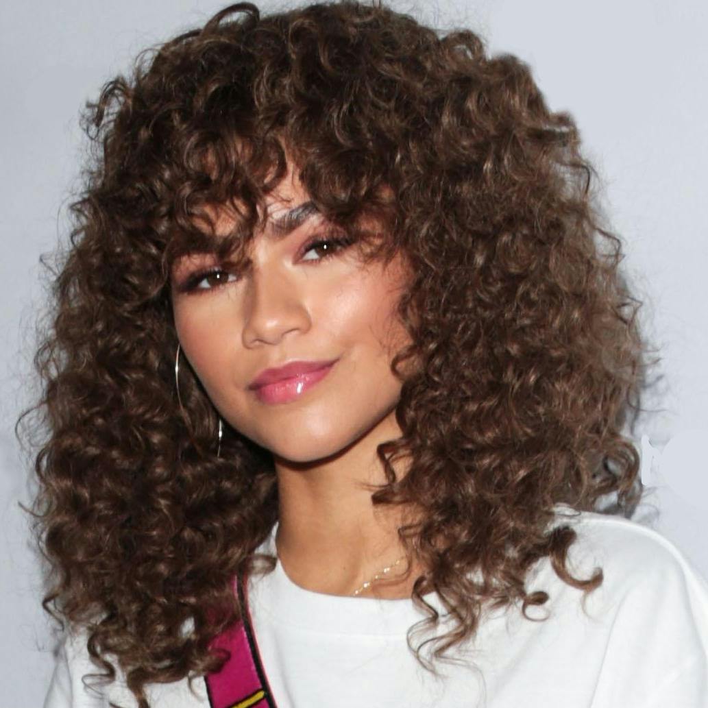 Zendaya med krøllet pandehår