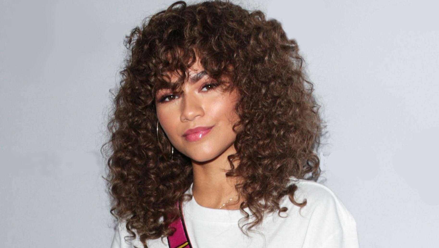 Zendaya med krøllet pandehår