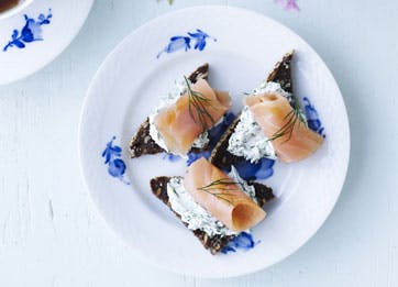 Teatime: Rugbrøds-snitter med laks