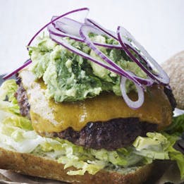 Lækker cheeseburger med avocadocreme