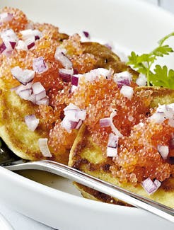 Blinis af kartoffel med stenbidderrogn