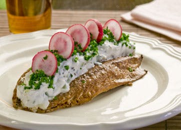 Smørrebrød med vamrøget makrel og sommersalat