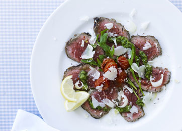 Grillet kalve-carpaccio med basilikum-pesto