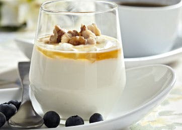 Yoghurt med sirup og valnødder