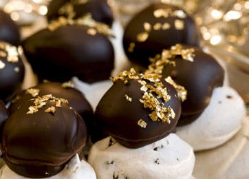 Julekager | Julemakroner med spiseligt guldpynt på toppen