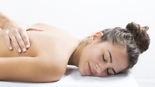 Billede af kvinde, der får massage