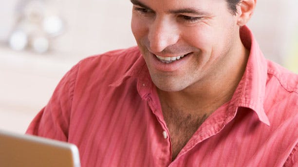 Netdating - mand sidder ved computer