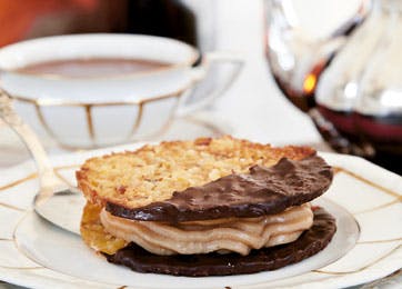 Nougatflorentiner på tallerken