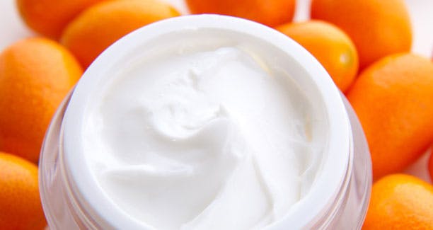 https://imgix.femina.dk/media/sondag/2012/08/35/5-ingredienser/creme612x325.jpg