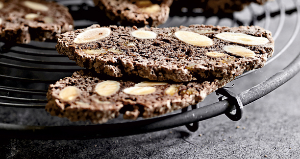 Tynde chokobiscotti med mandler - server dem som julekonfekt