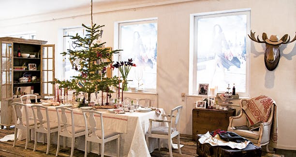 Julebord. Bord med hvid dug og juletræ ovenpå