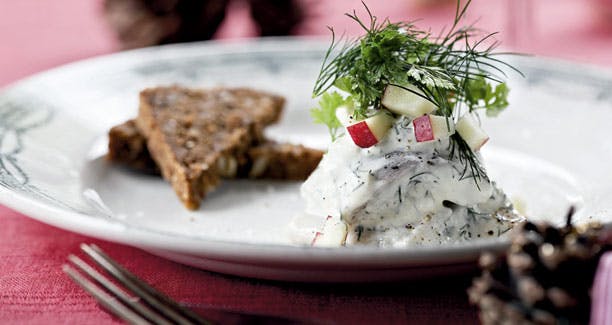 https://imgix.femina.dk/media/sondag/2012/12/51/madsag-julefrokost/2-julefrokost612x325.jpg