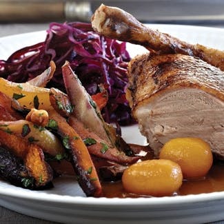 Klassisk julemad - langtidsstegt and med brunede kartofler