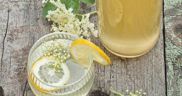 Hyldeblomstsaft i glas og flaske