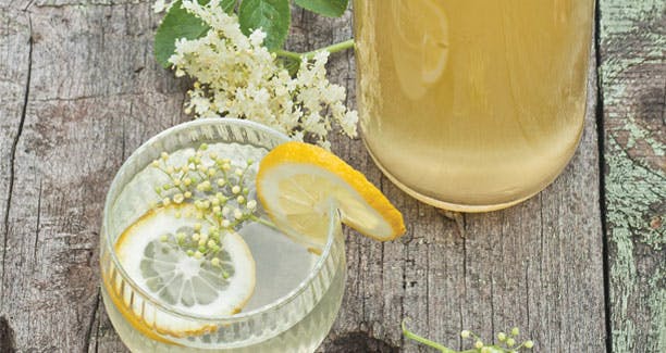 Hyldeblomstsaft i glas og flaske
