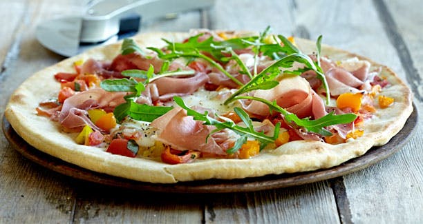 https://imgix.femina.dk/media/sondag/2013/08/34/mad/pizza-612x325.jpg