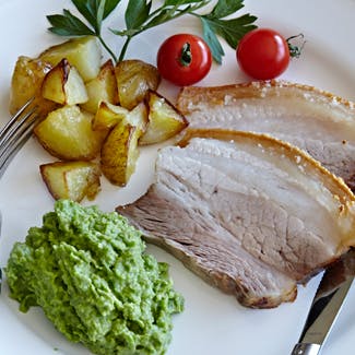 Ribbensteg med ærtepuré og stegte kartofler